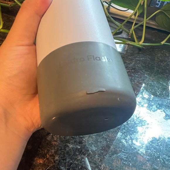 24 oz slim hydroflask in fog - Picture 5 of 13